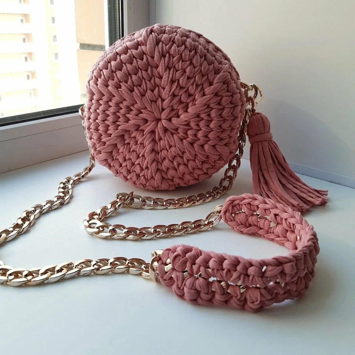 Сумка крючком. Сумка из трикотажной пряжи. Сумочка из джута. Клубок сумки. Стильные вязаные сумки.