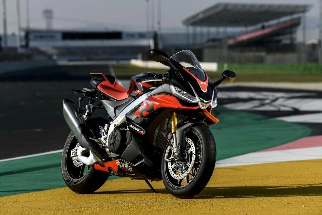 V 4л. Априлия rsv4. Panigale v4s. Дукати panigale 4. Superleggera v4 2020.