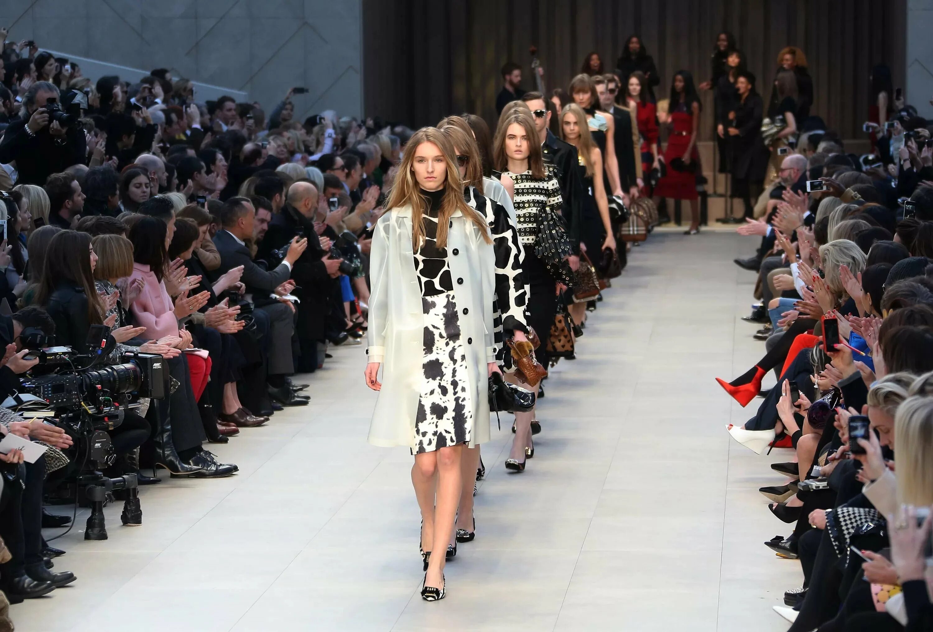Подиум сайт. Неделя моды в Лондоне (London Fashion week). Показ Burberry Prorsum 2019. Нью Йорк фэшн Вик 2023. Фэшн Вик 2023 Париж.
