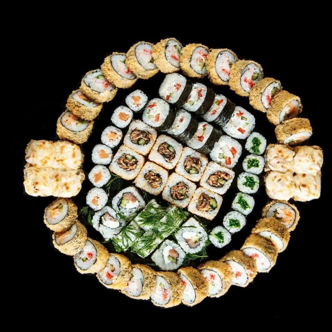 Суши фишка. Сеты суши 2 кг. Сет роллов фишка. Fishka суши • роллы. Сеты роллов на круглой тарелке.