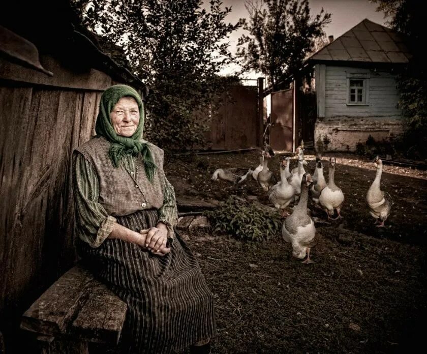 Девочка жили в деревне. Старушка в деревне. Деревенская бабушка. Деревенская старушка. Старуха в деревне.