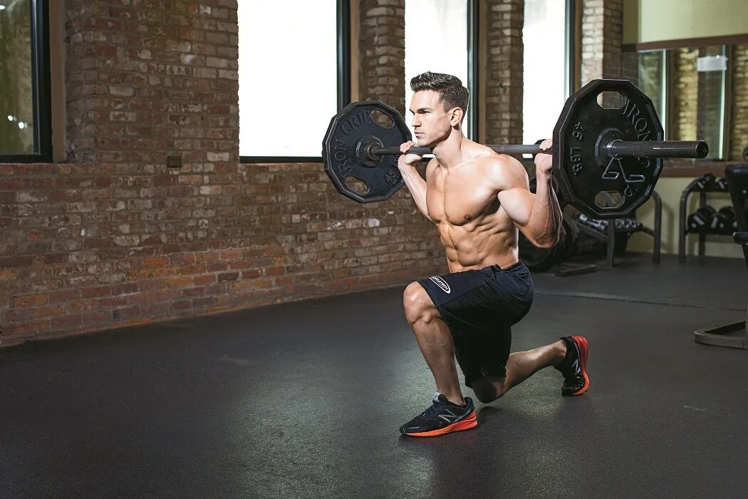 He went to the gym. Выпады со штангой. Парень со штангой. Выпады фитнес. Фитнес мужчина со штангой.