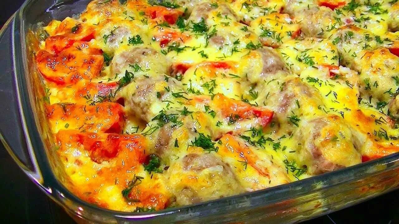 Картофельная запеканка с мясными шариками. Картофель с фаршем в духовке. Блюда из фарша в духовке с картошкой. Фрикадельки с картошкой в духовке.