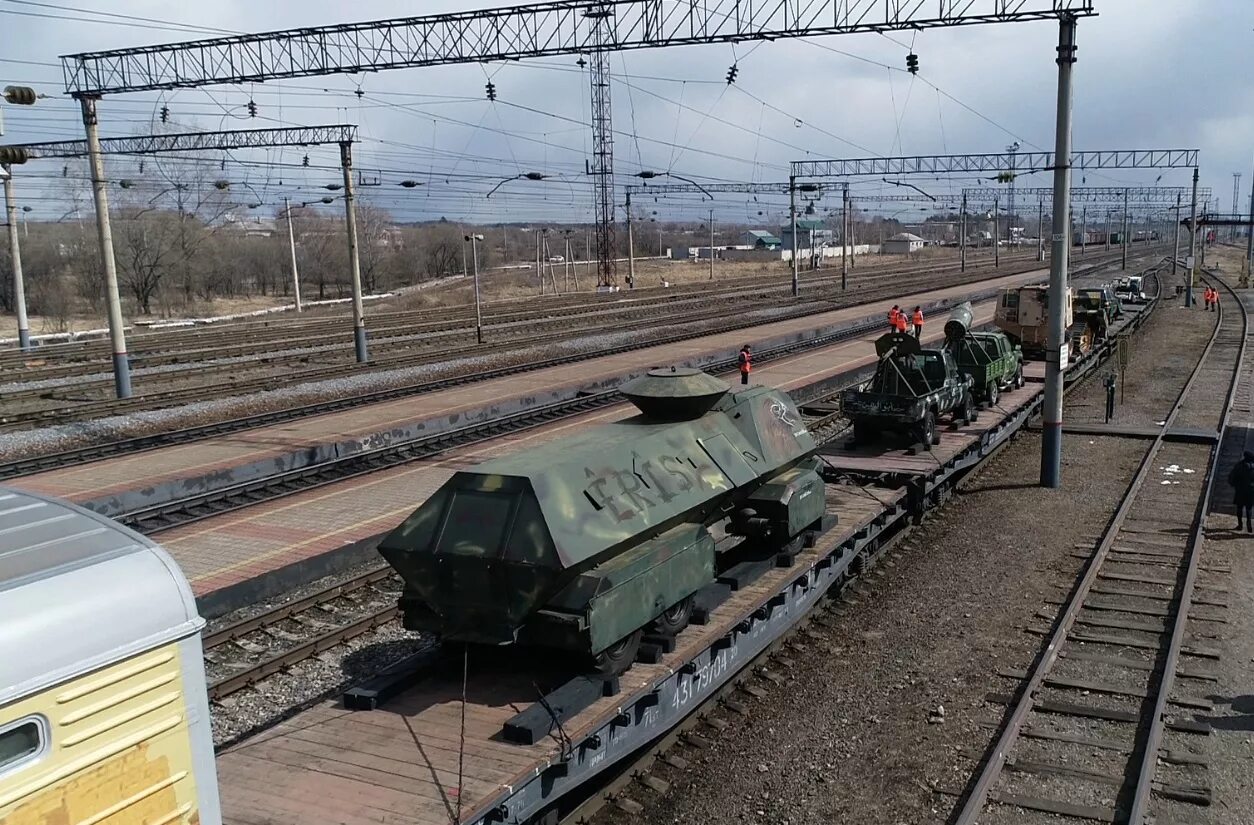 Включи военная станция. Поезд сирийский эшелон. Военный эшелон поезд. Поезд с военной техникой. Сирийский поезд эшелон с военной техникой.