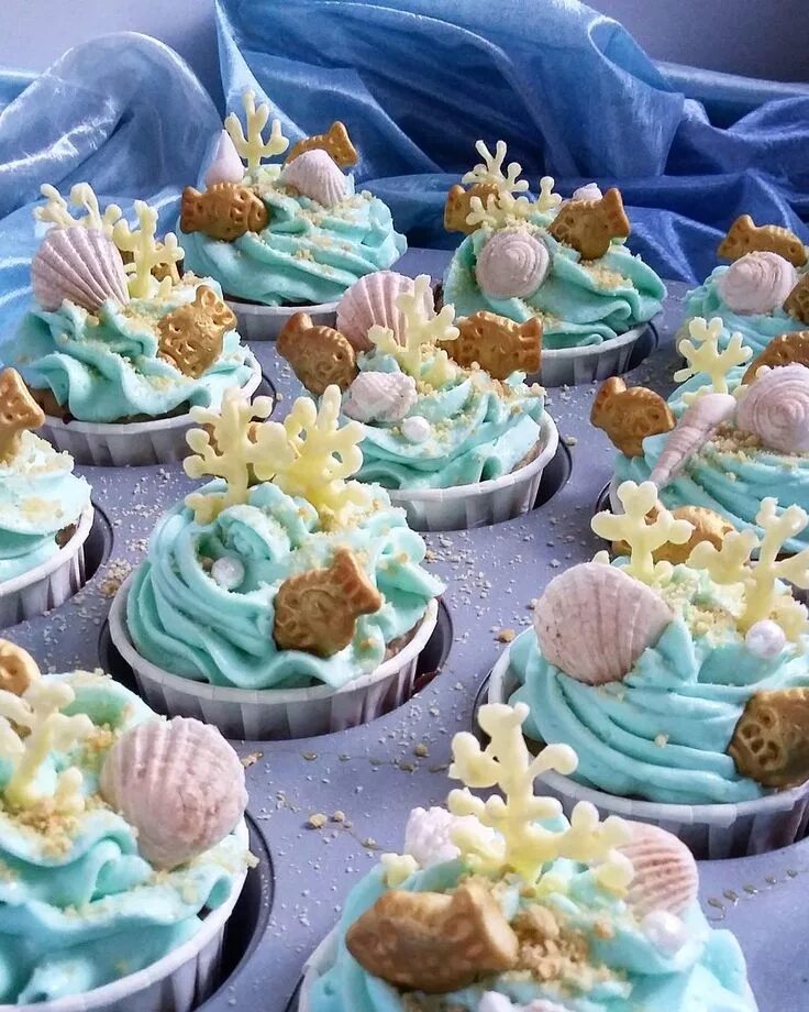 И ласковей морей сладости. Капкейки морские. Пирожные в морской тематике. Капкейки в морском стиле. Пирожные в морском стиле.