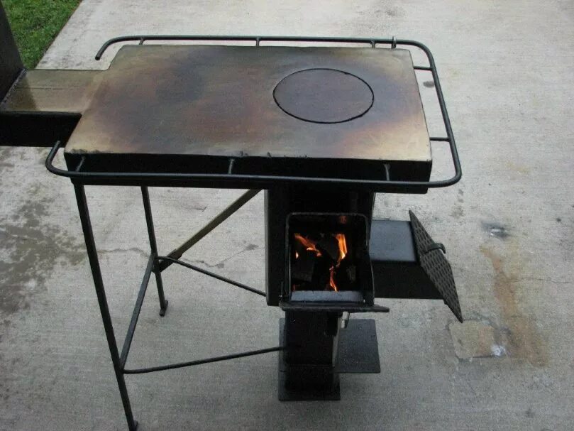 Печка из профильной трубы. Rocket stove печь. переносная печь гнусина. походная печка из металла. ракетная печь с варочной поверхностью.