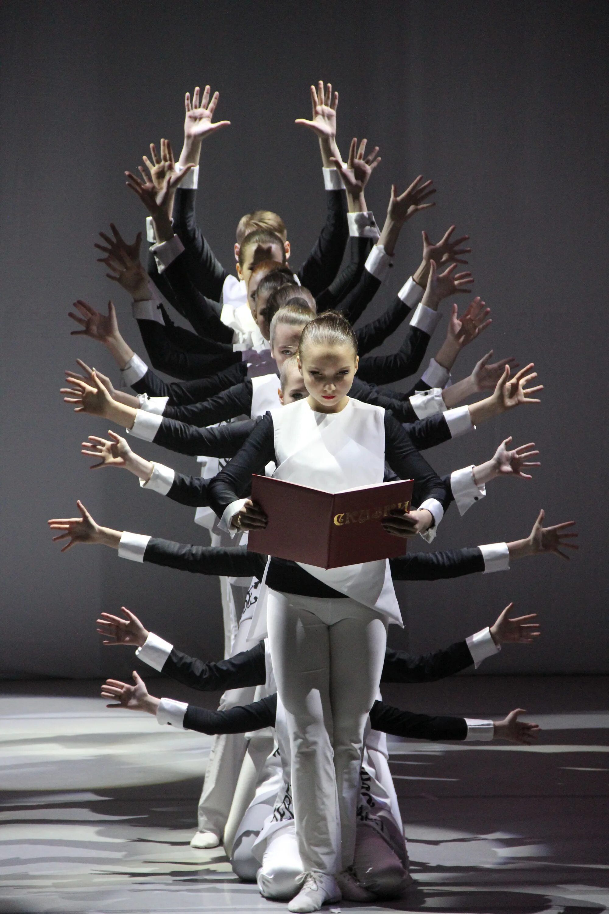 оригинальный жанр для выступления в школе. пластический этюд танец. оригинальные жанры для выступления. студия оригинального жанра. оригинальный жанр номер для выступления.