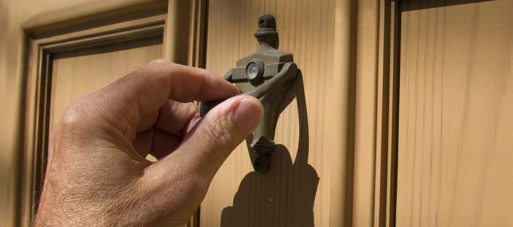 Мужик в дверях. Стоит у двери. Бывший стоит под дверью. Жена со скалкой. Девушка стучится в дверь.