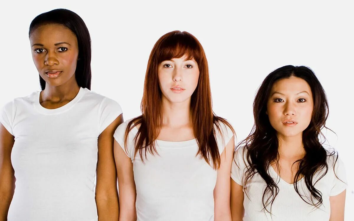 Сравнения женщин. Девушки разного роста. Девушки разных рас. Две разные девушки. Три девушки разных рас.