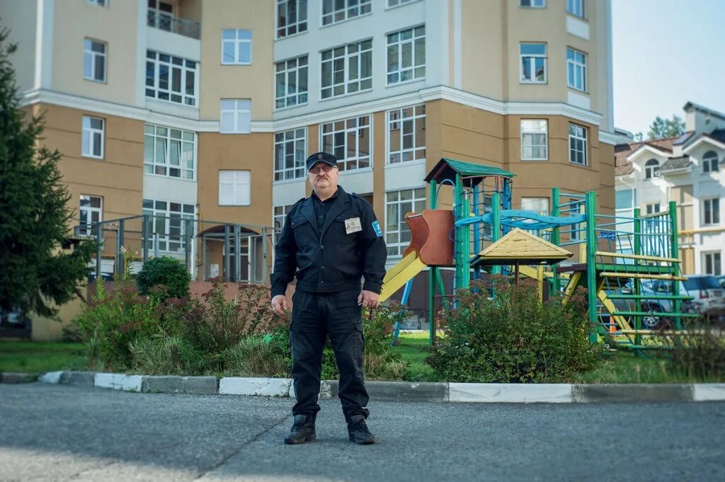 Охрана тсж. Охрана жилого комплекса. охранник в жилой комплекс. охрана в многоквартирном доме. охрана в жилом комплексе.