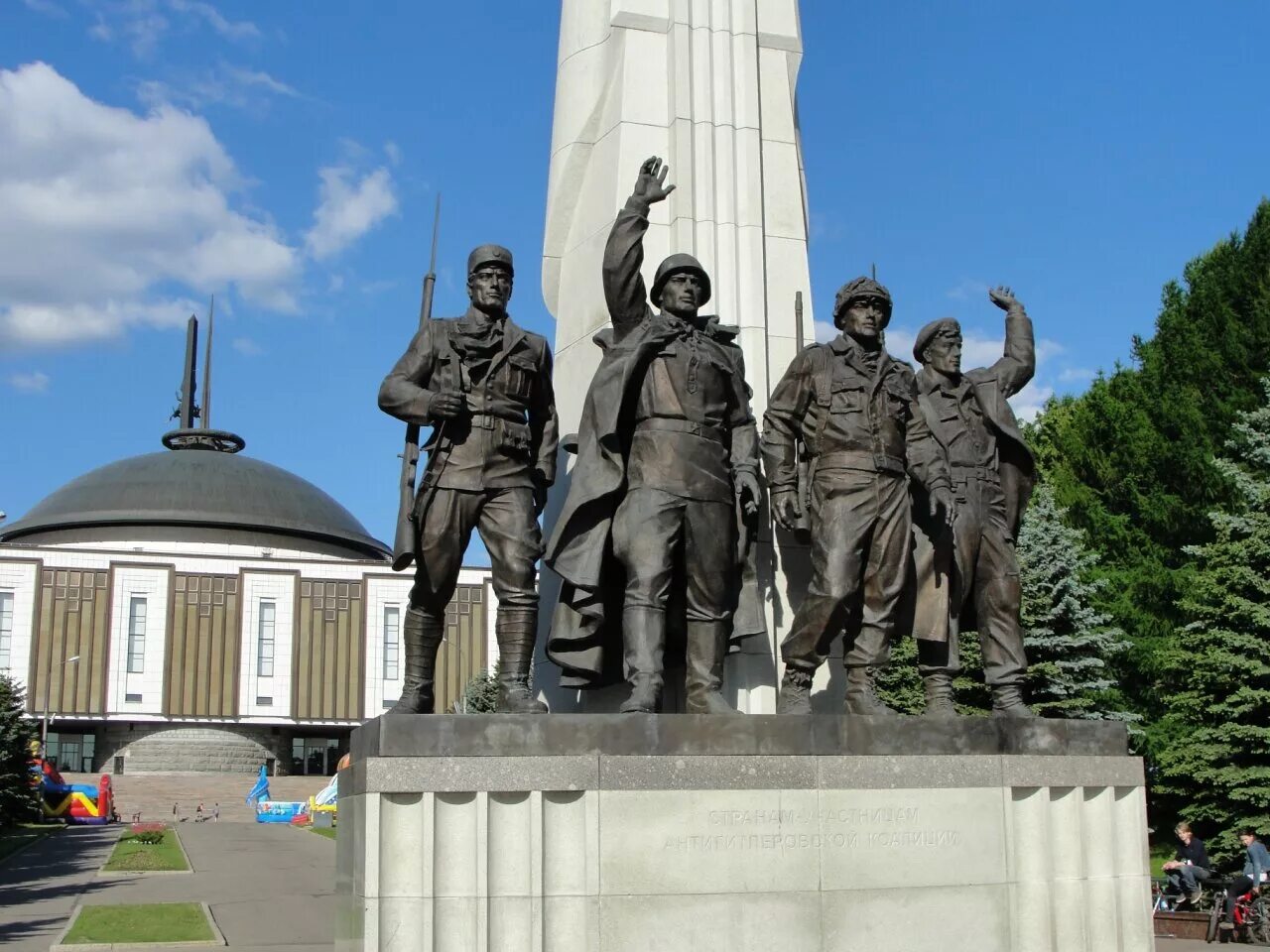 Мемориал в парке победы на поклонной. Памятник антигитлеровской коалиции Поклонная гора. Парк Победы Москва памятники. Парк Победы на Поклонной горе памятники. Поклонная гора в Москве памятник.