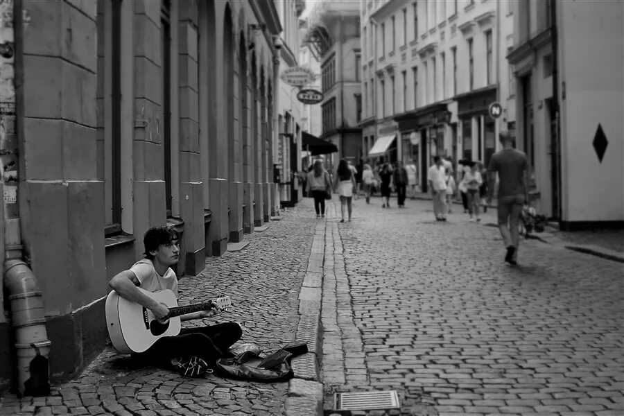 Группа busker busker. Музыка на улице. Уличные музыканты. Виа сбoi музыка улиц. Ночной город улица.