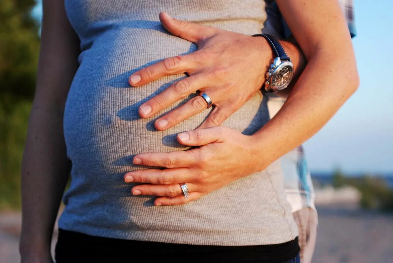 Обнять беременную. Беременный живот. Мужские руки на животе беременной. Животик у девушки.