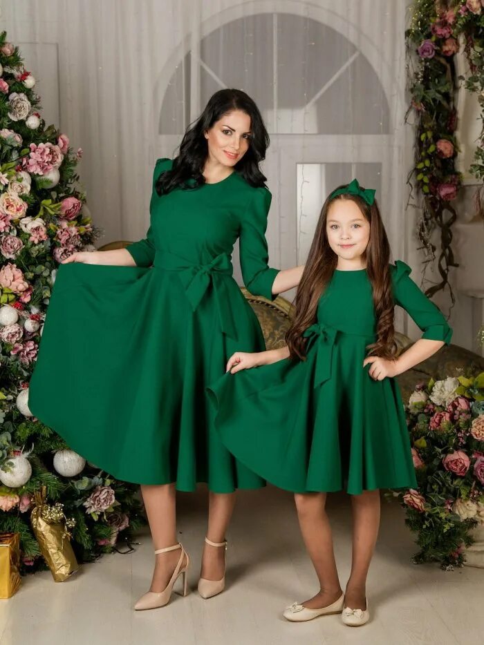 вечерние платья для мамы и дочки. вечерние платья для мамы и дочки. мама и дочка с платьем. летние платья для мамы и дочки. платья мама дочь.
