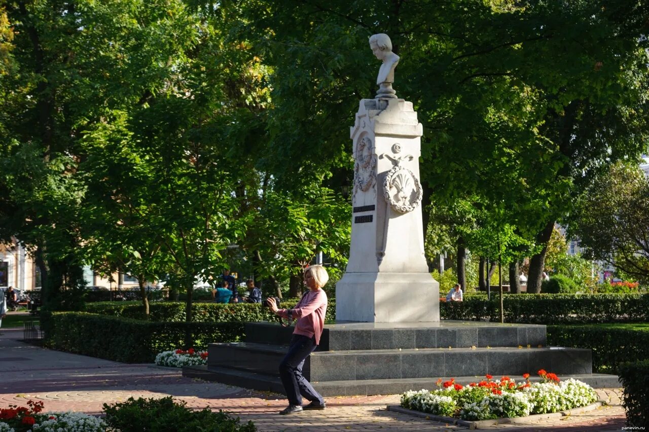 Памятник а. в. Кольцову (Воронеж, Кольцовский сквер). Памятник Кольцову в Воронеже. Кольцовский сквер памятник Кольцову. Кольцов памятник в Воронеже. Литературный классик с памятником в воронеже