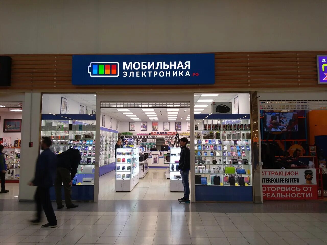 Магазин сотовых аксессуаров. Витрина магазина электроники. Мобильные магазины электроники. Магазин электроники. Витрина с телефонами.
