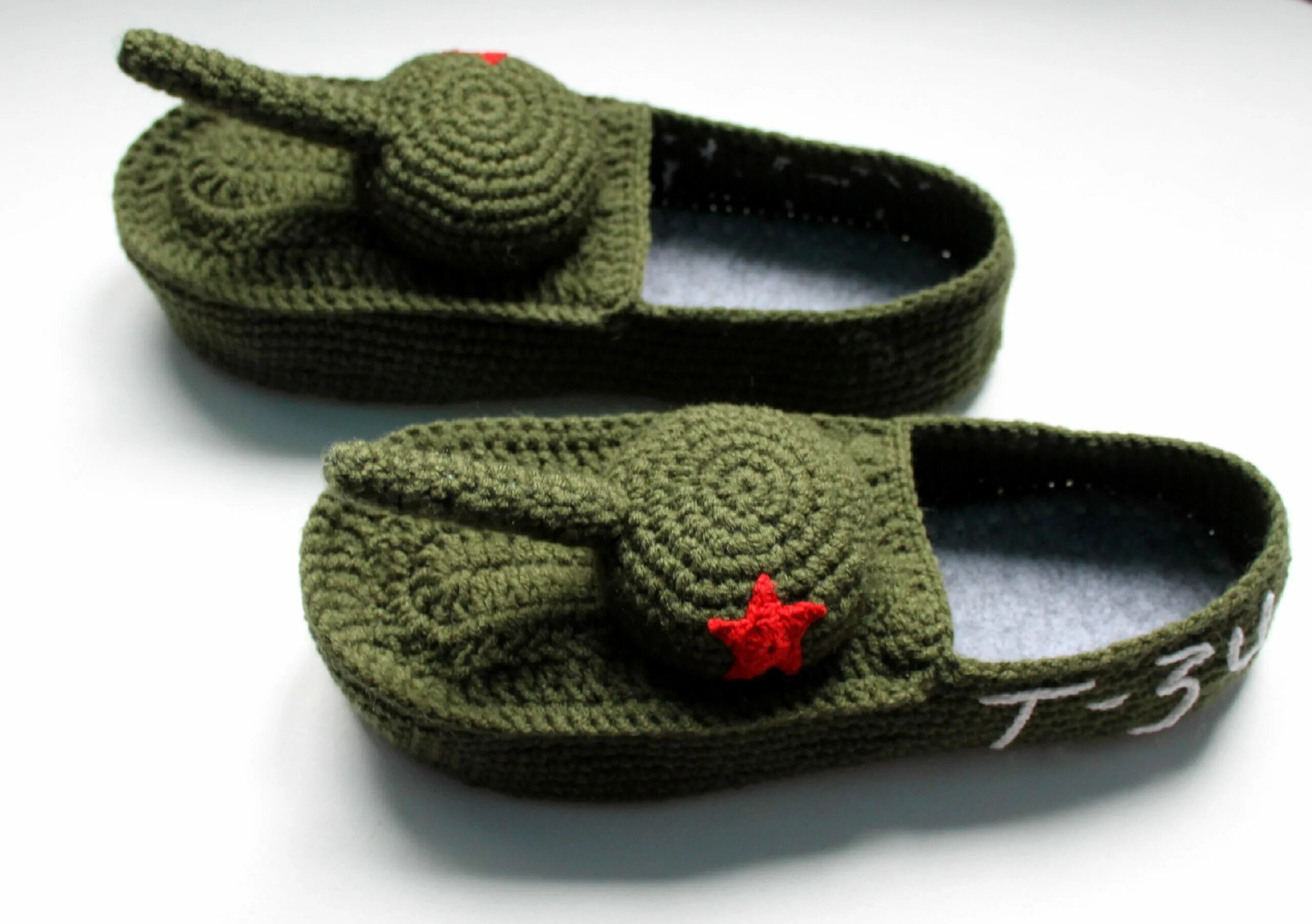 вязаные тапки к 23 февраля. вязаный солдатик. что можно связать на 23 февраля. шлем танкиста world of tanks. тапки танки 23 февраля.