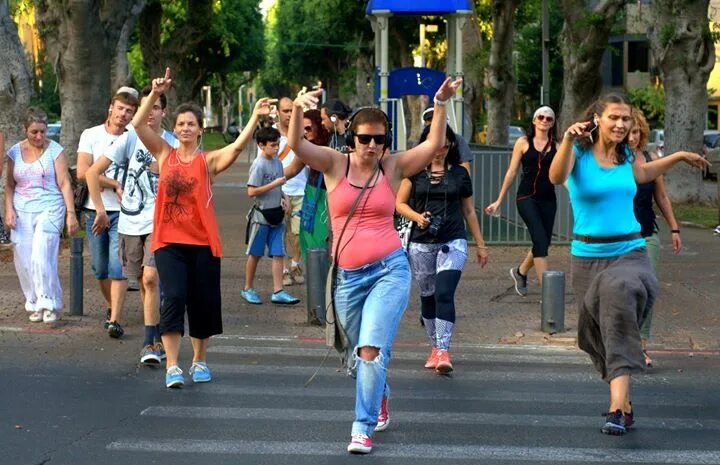 Танец прогулка. Дэнс вокинг. танцевальная прогулка. walking танец. танцевальная прогулка в наушниках.
