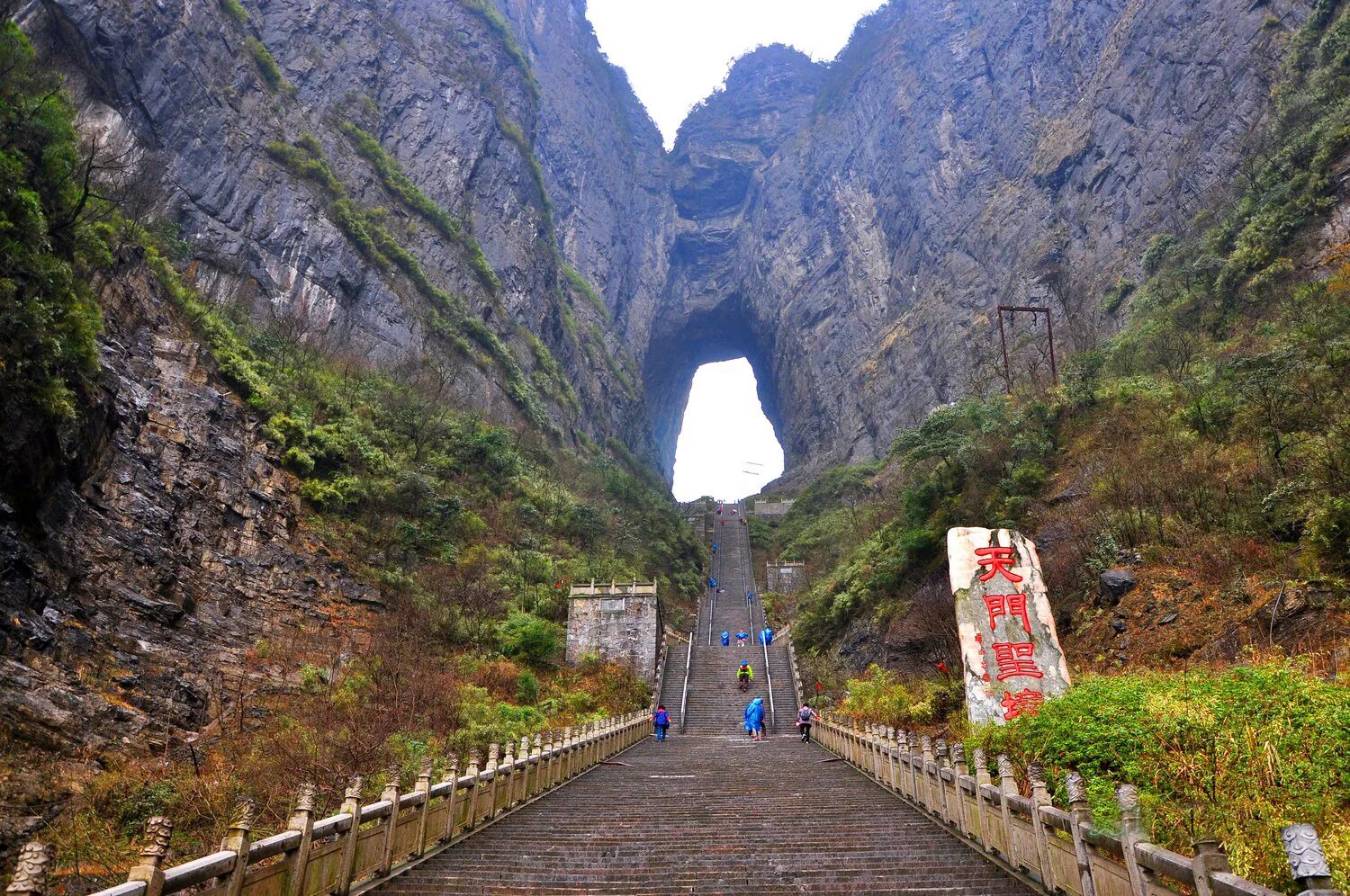 Тяньмэнь небесные врата китай. Чжанцзяцзе небесные ворота. Тяньмэнь небесные врата. Пещера небесные врата гора тяньмэнь. Гора тяньмэнь в чжанцзяцзе.