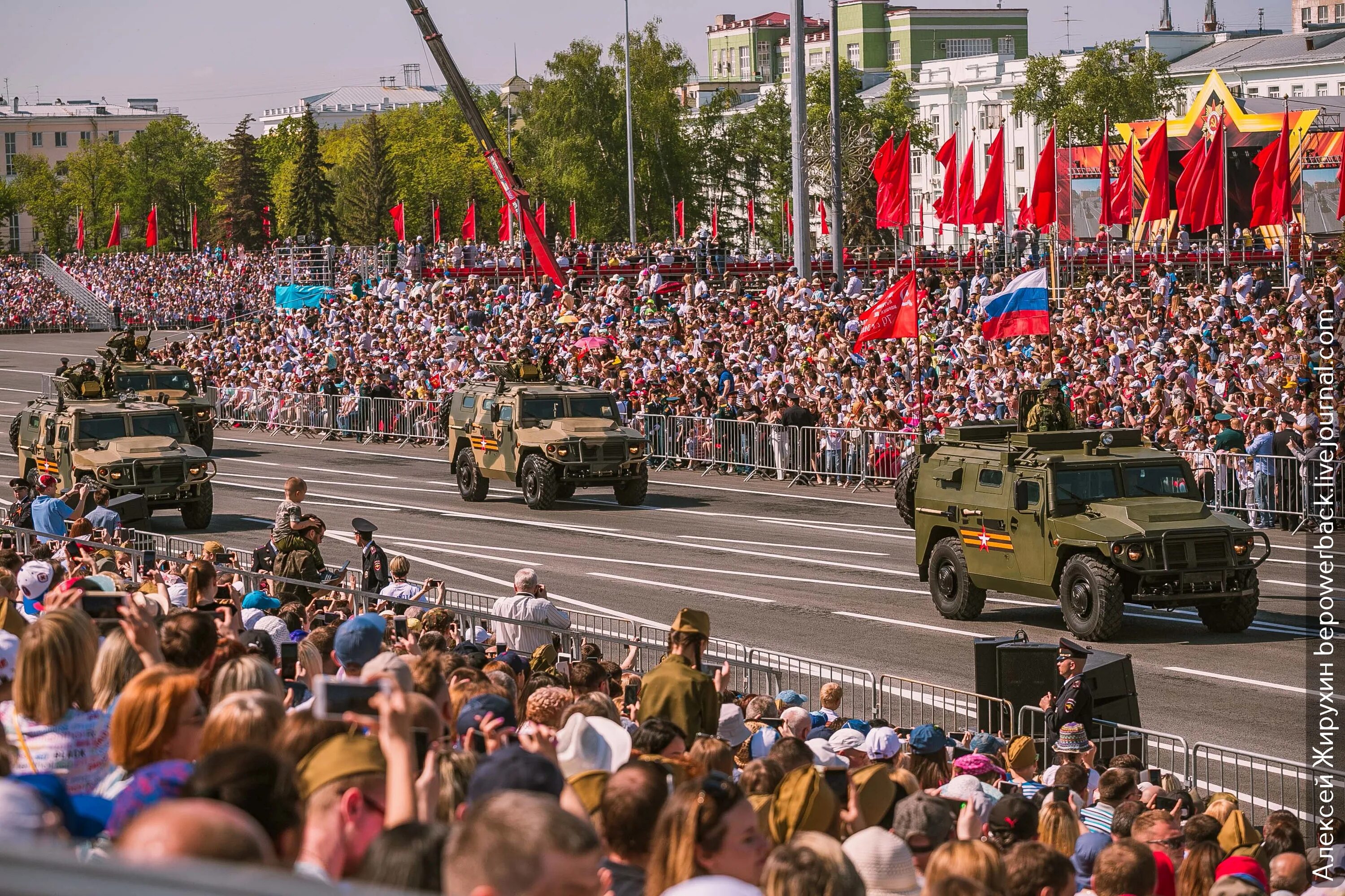 Плохой парад. УАЗИК на параде. УАЗ на параде 9 мая. Парад 9 мая 2000 года в Самаре. Пост парад 9 мая.