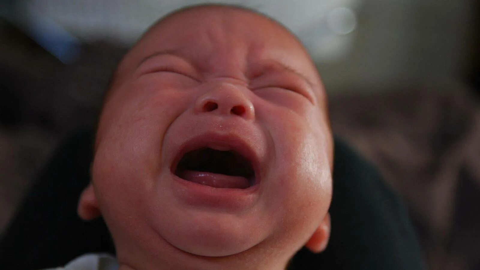 Новорожденный кричит. Орущий младенец. Крик новорожденного ребенка. Новорожденный ребенок плачет.