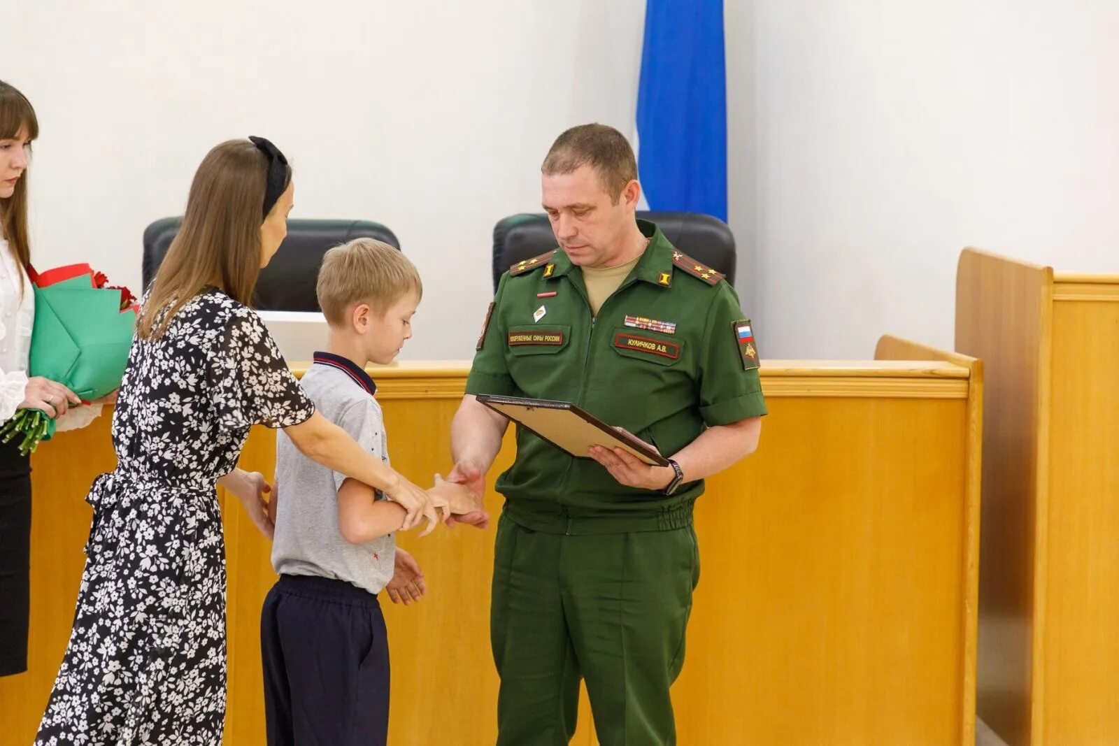Семья военного. Военнослужащие и их семьи. Семья военнослужащего Россия. Вручили награды семьям погибших сво.