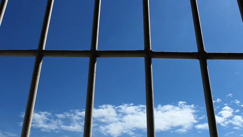 Небо в клетку. Окно за решеткой. Небо через решетку. Вид из за решетки тюрьмы. Вид из окна с решеткой.