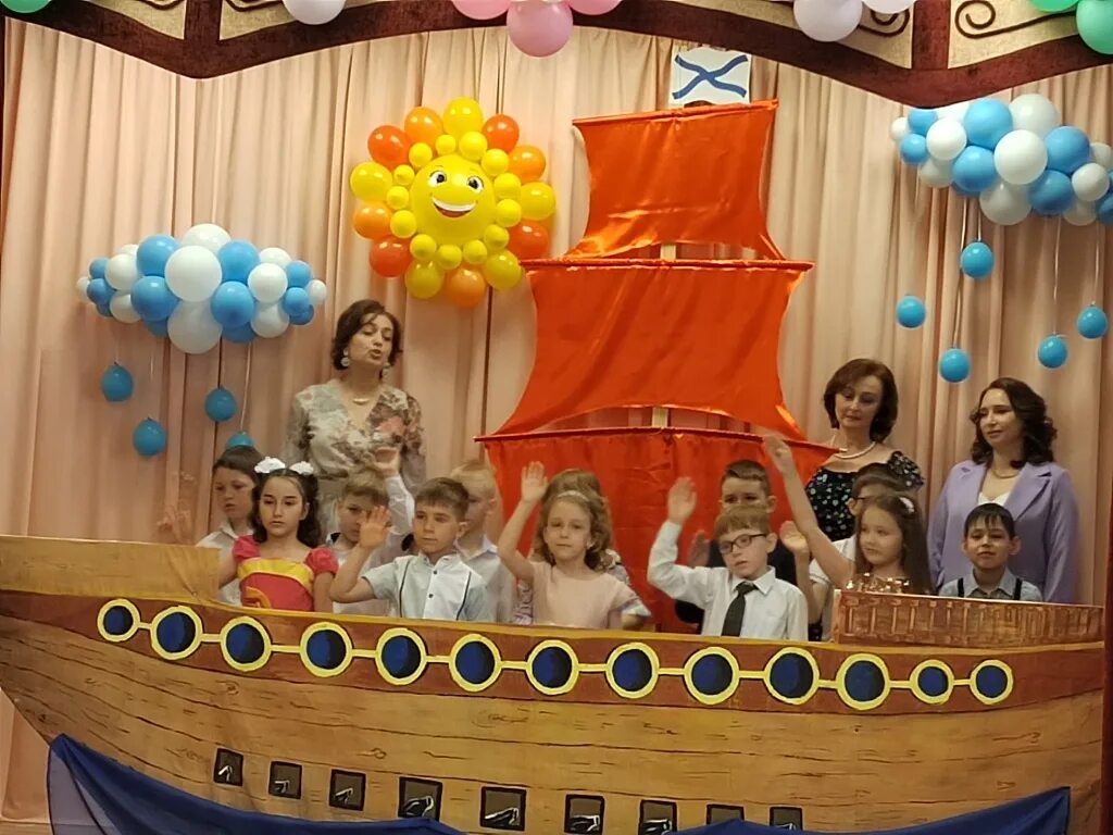 украшение зала алые паруса детский сад. оформление на выпускной в детском саду алые паруса. украшение зала на выпускной алые паруса. тематика выпускного. алые паруса выпускной в детском саду.
