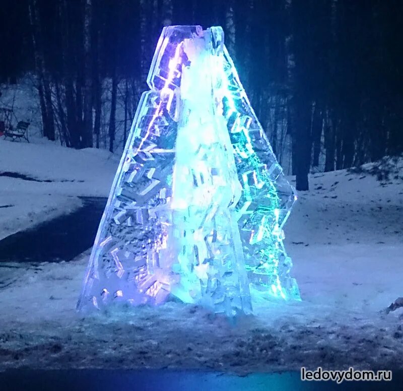 Елка из льда. Как сделать ледяную елку. Елка в ледовом. Елка из снега. Ледяные фигуры.