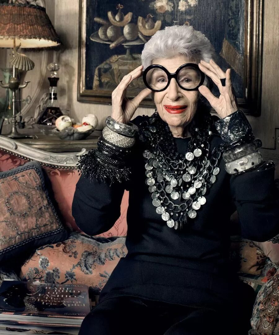 Iris apfel. Айрис Апфель. Айрис Апфель стиль. Стиль Айрис Апфель в молодости. Дизайнер Айрис Апфель в молодости.