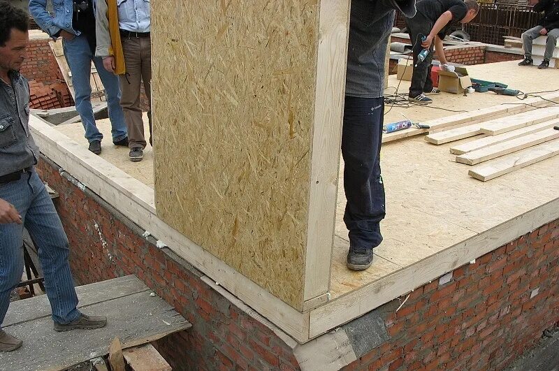 Сборка сип панелей. Сип панели. Дом из сип панелей. Крепление сип панелей. Установка сип панелей.