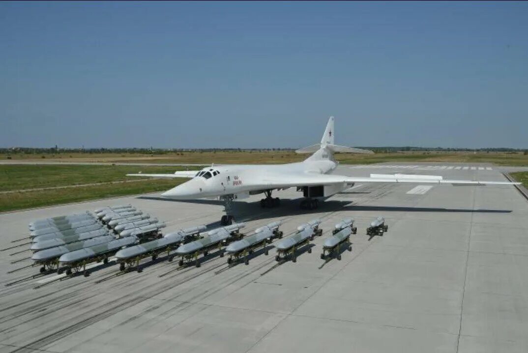 Российский стратегический бомбардировщик ту-160. Ту-160 ВКС РФ. Стратегический ракетоносец ту-160 белый лебедь. Ту-160 и ту-95мс.