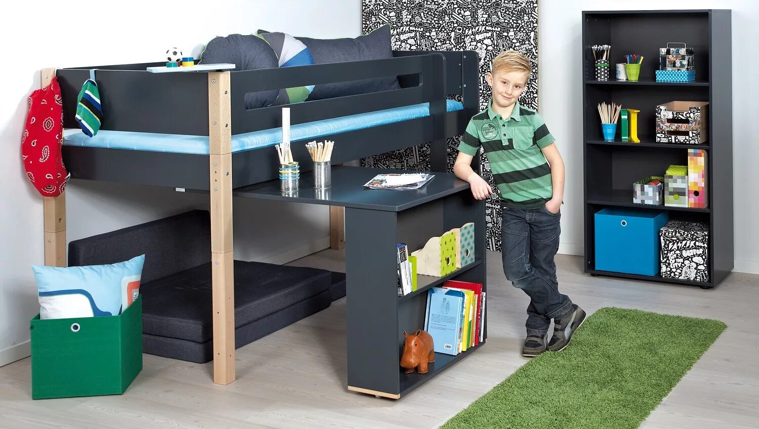 Стол кровать сам. Кровать со столом для школьника. Кровать чердак для подростка мальчика. Кровать с рабочей зоной для мальчика. Кровать для подростка мальчика.