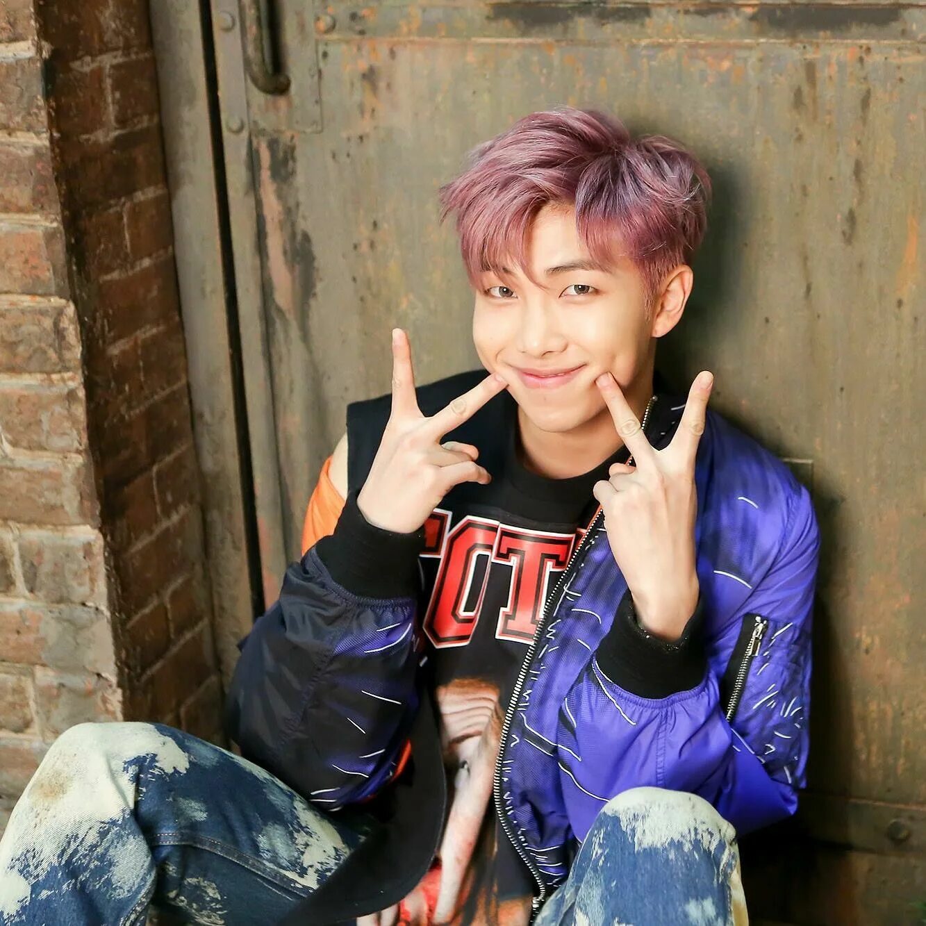 Намджун бтс. Rm из bts. bts с фанатами. rm из bts 2025. лиса в клипе бтс.