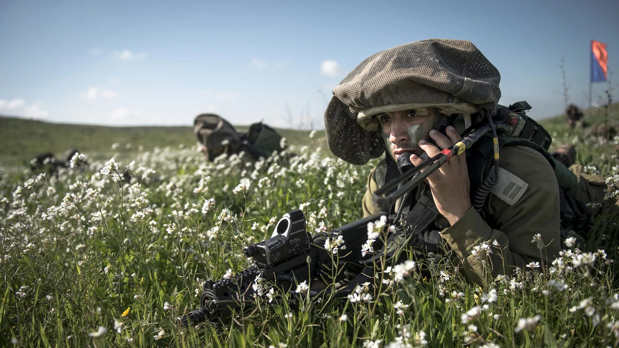 Солдат. Военный солдат. Солдат в траве. Военный с цветами.