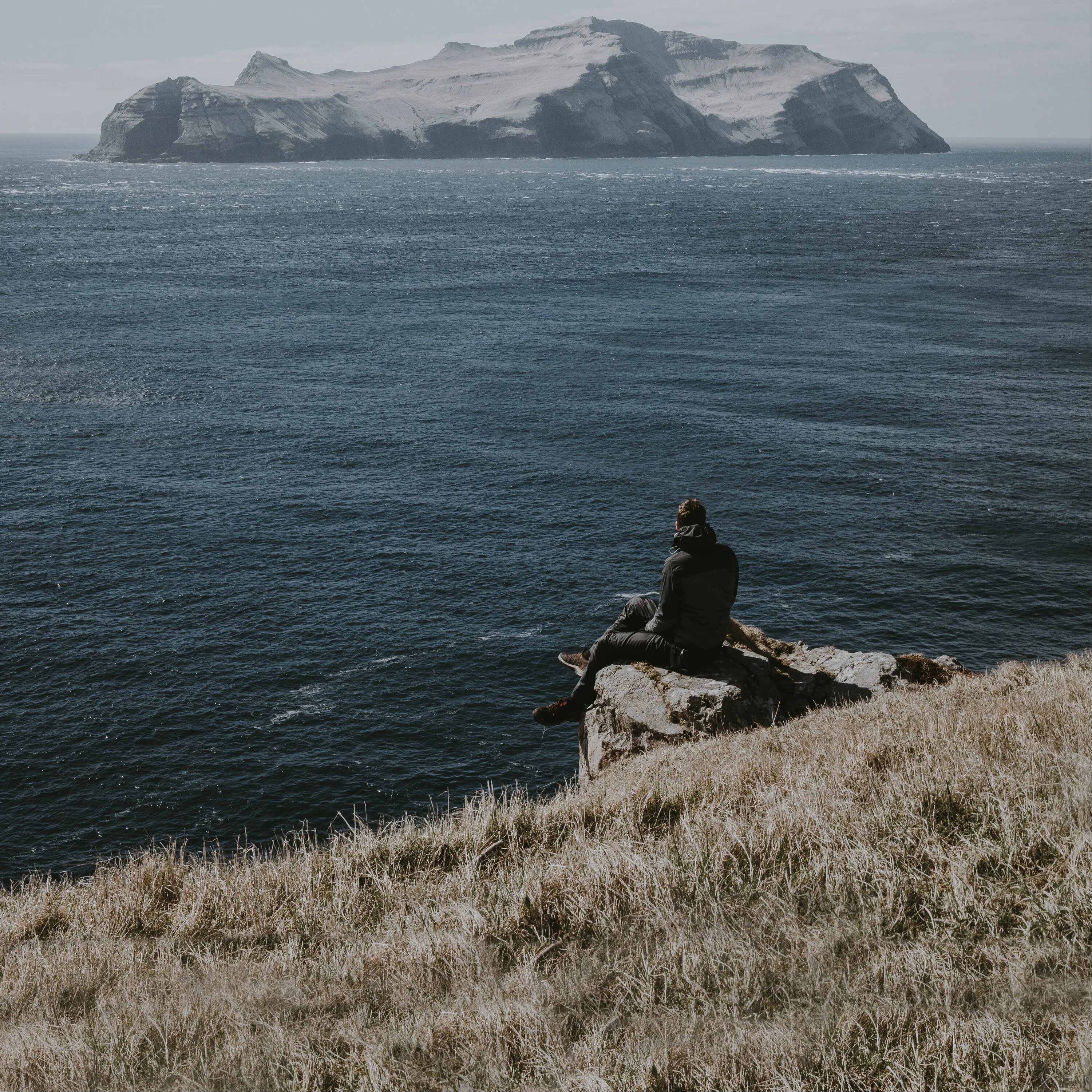Неподвижно вдали. Одинокий человек на скале. Один возле моря. Это одиночество. Одинокий Странник.