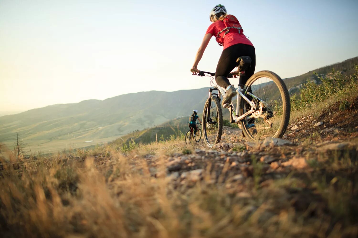 Ride a fly bike. Велосипед в горах. Велосипедист в горах. Велосипед панорама. Горный велосипед с человеком.