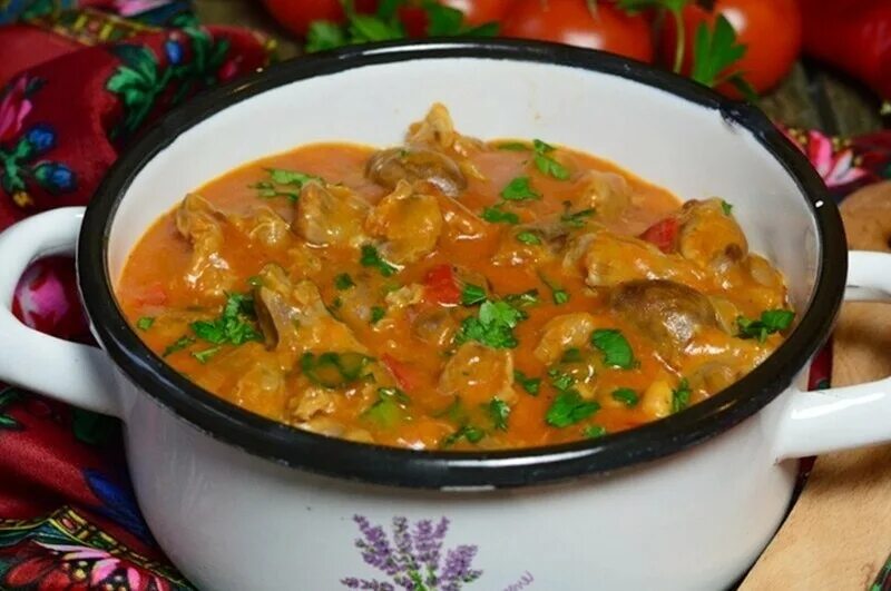 Куриные сердечки и желудки рецепт тушеные. Рагу из куриных сердечек. блюда из куриных желудков. блюда из куриных желудочков. желудочки и сердечки куриные блюда.