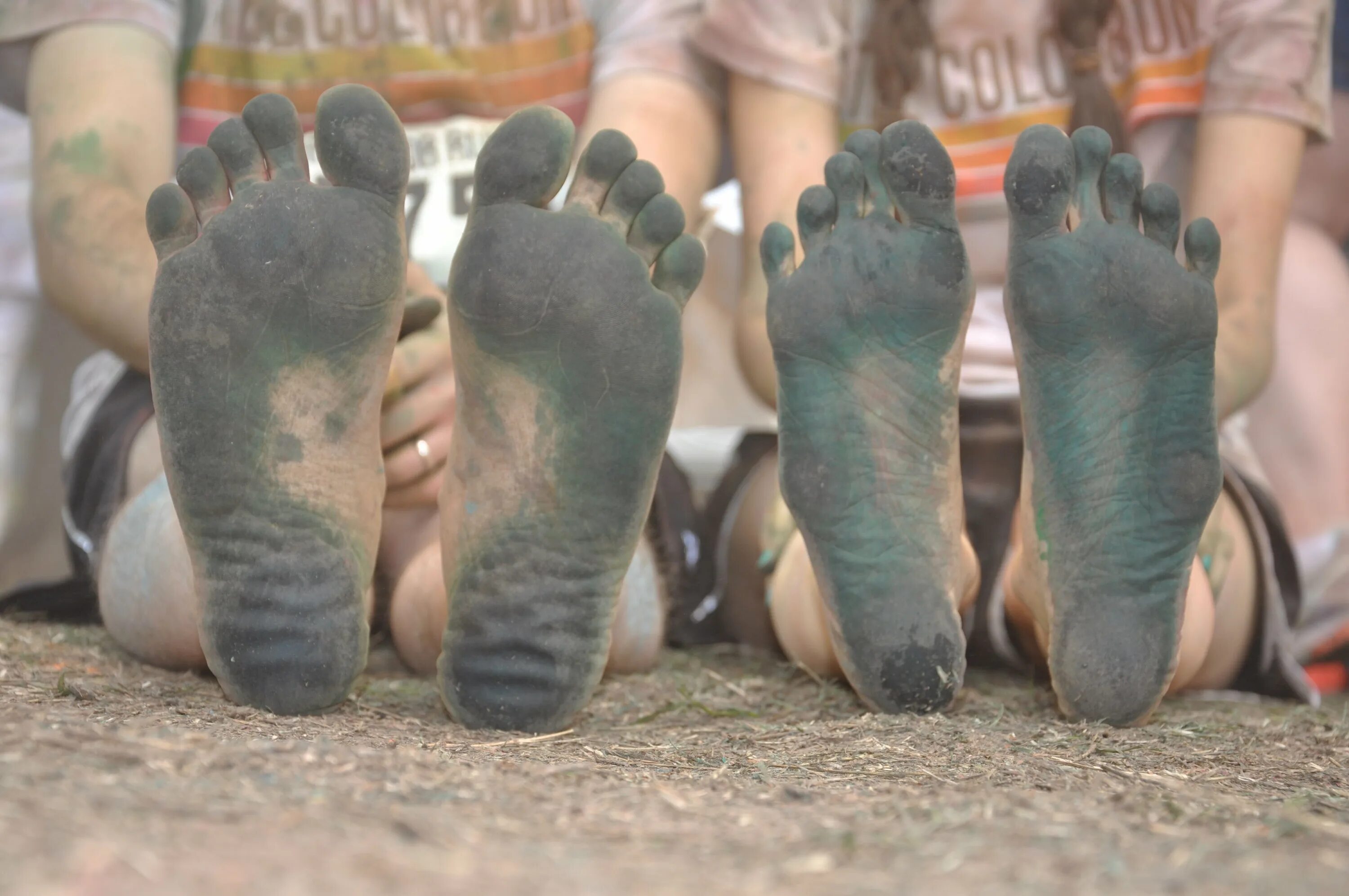 грязные ступни ног