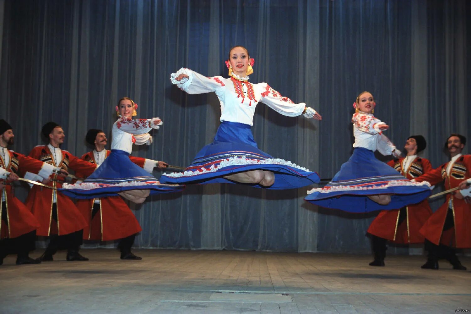 Казачий пляс Кубанский казачий. Народные танцы. Русский танец. Казачий народный танец.