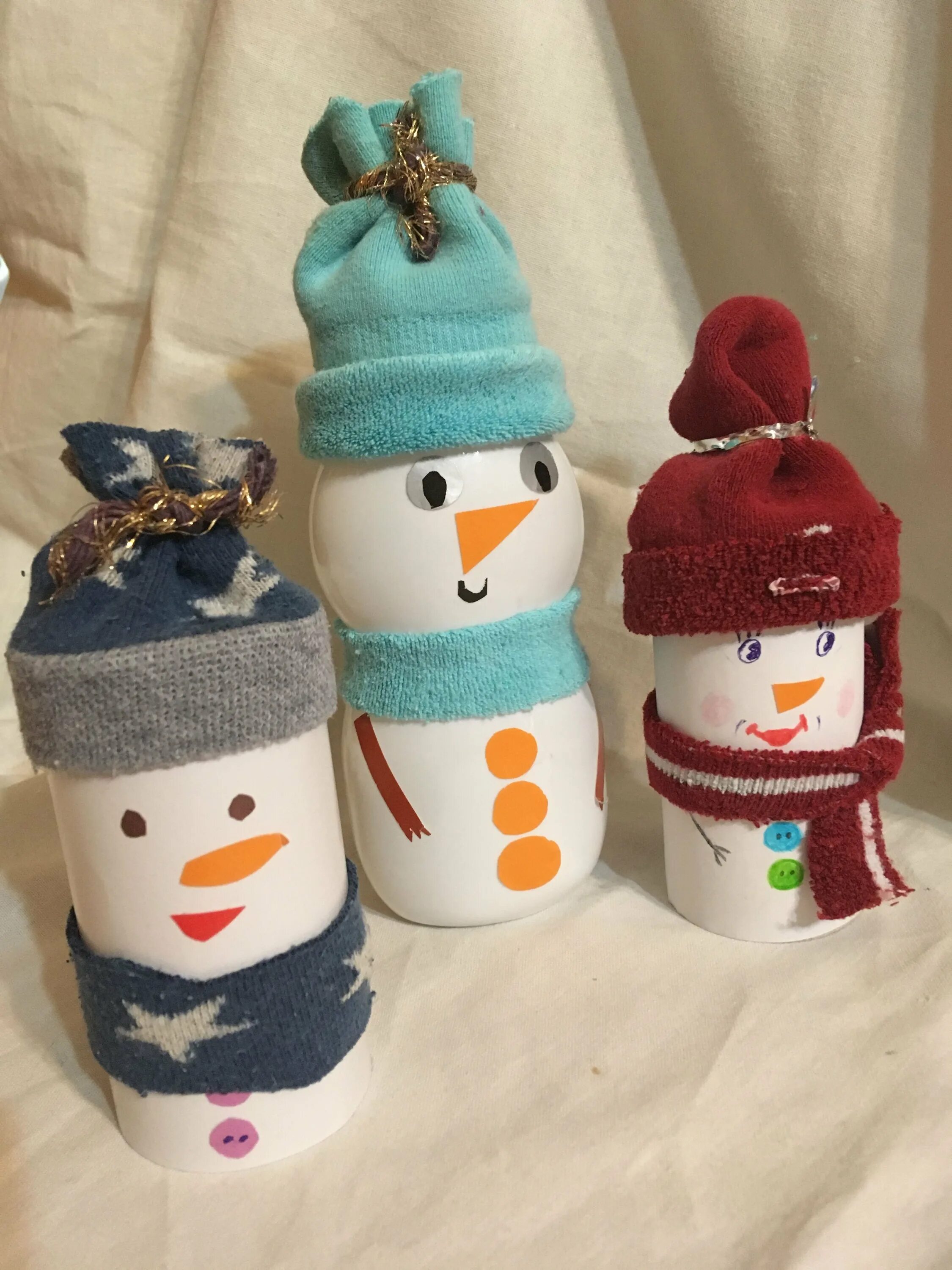 как из туалетной бумаги сделать снеговика. снеговик из туалетной втулки. снеговик из рулончиков от туалетной бумаги. снеговик из втулки от туалетной бумаги. снеговик из туалетной бумаги.