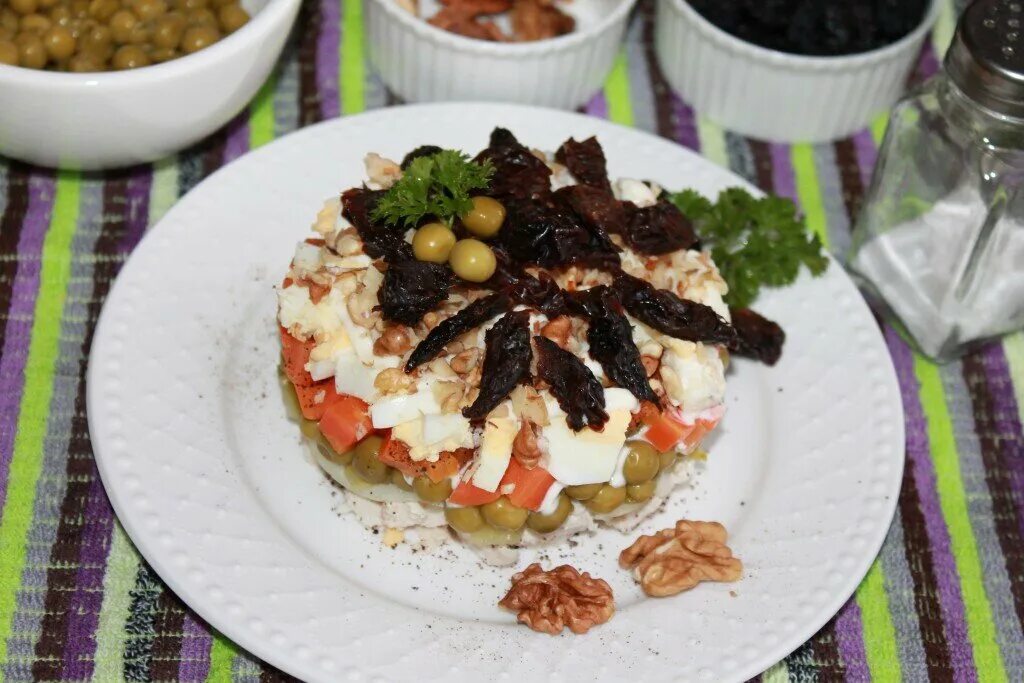 Салат пражский с курицей. Салат с черносливом и курицей. Салат прага с черносливом рецепт. Салат прага с курицей и черносливом. Салат прага классический.