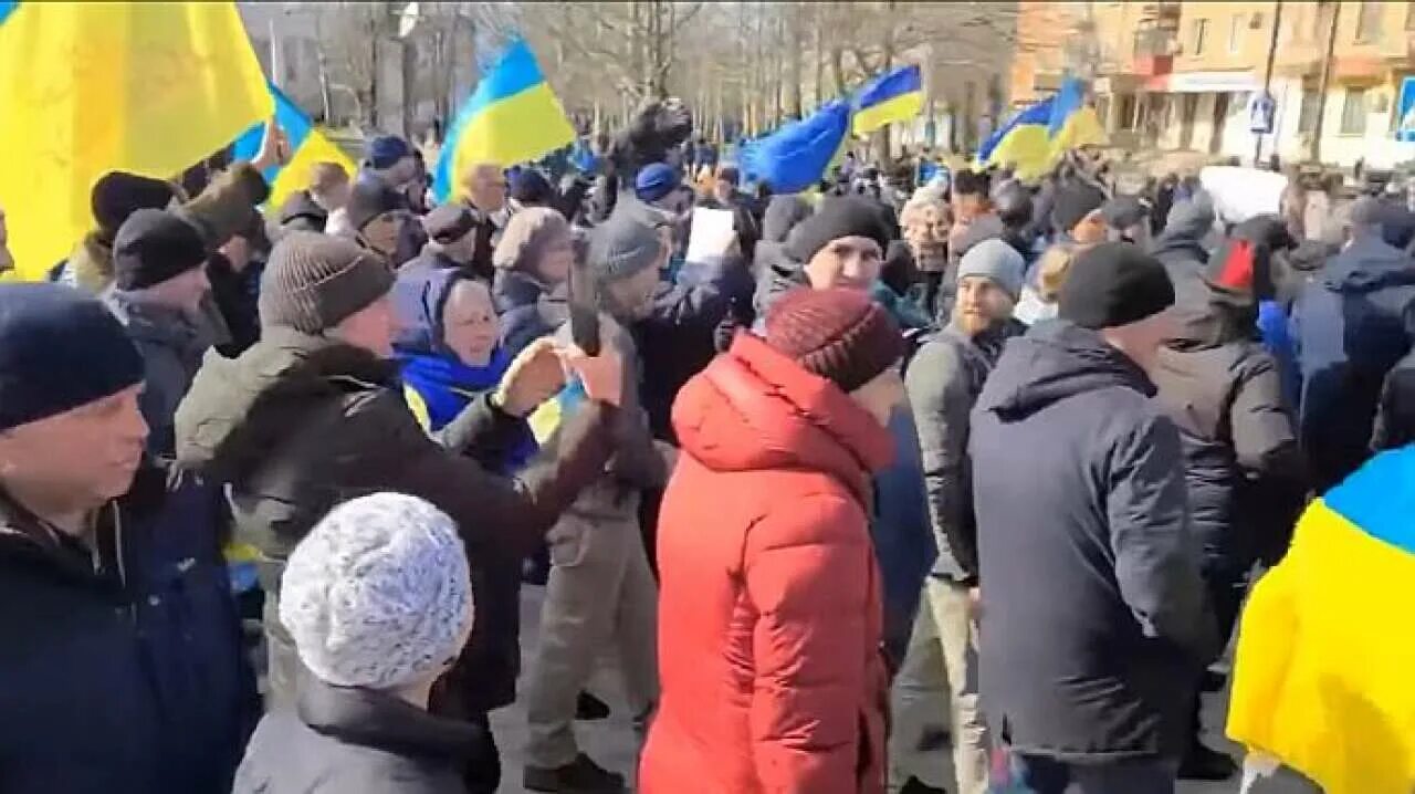 Новости россии и украины 1 апреля. Проукраинский митинг в Херсоне. Митинг Херсонской области. Пророссийские митинги в Херсоне. Украина митинг 2022.