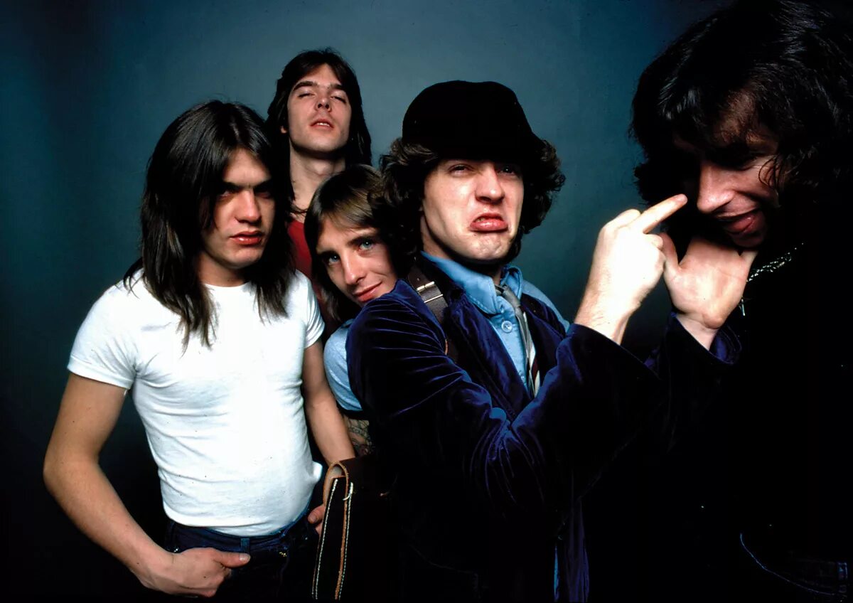 Есть группы которые ночью. AC/DC группа. Рок группа Эйси ДИСИ. AC DC 1979. AC DC 70s.