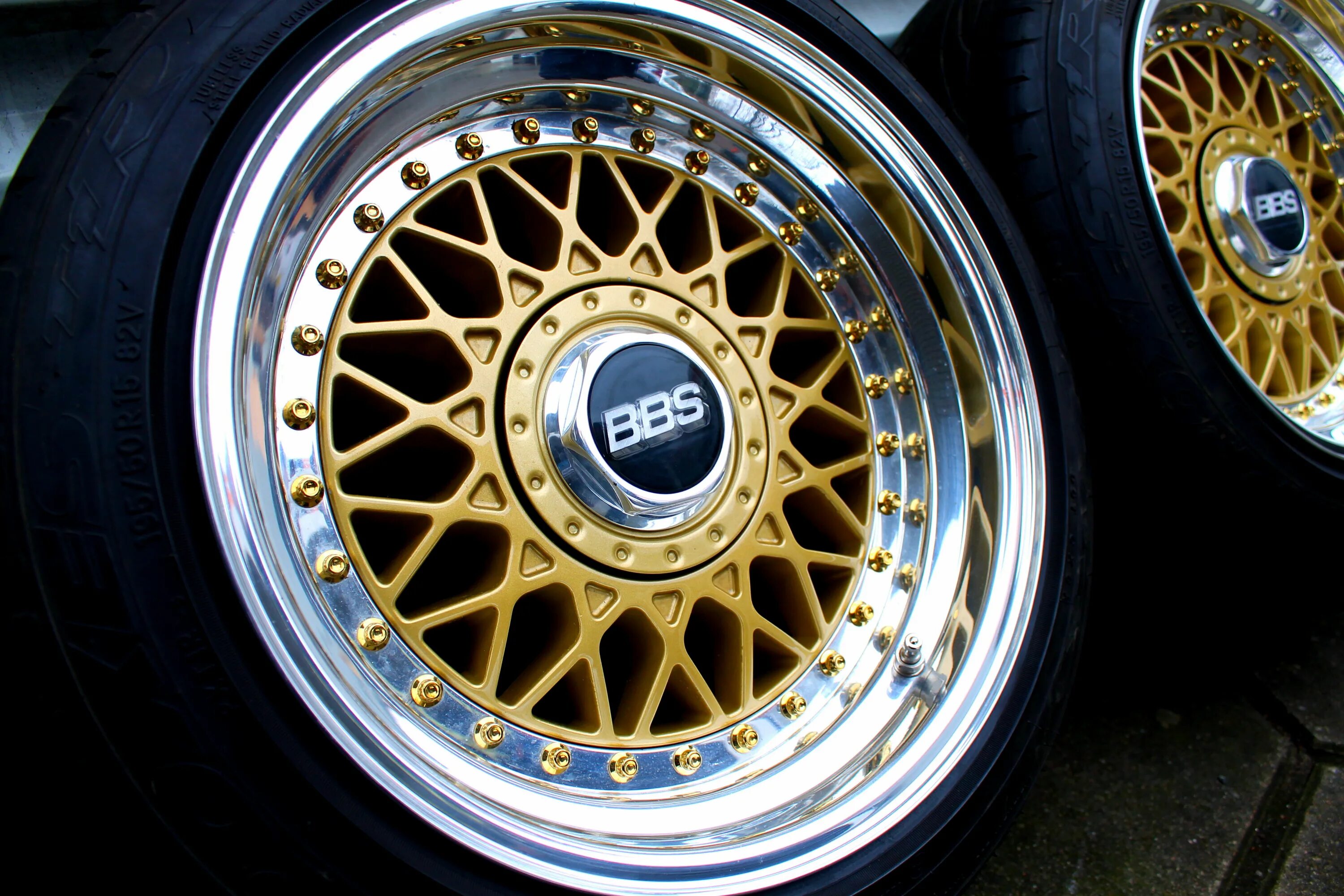 Самые известные диски. BBS RS Gold r16. BBS золотые r16. Колесные диски BBS r17. BBS золотые r17.