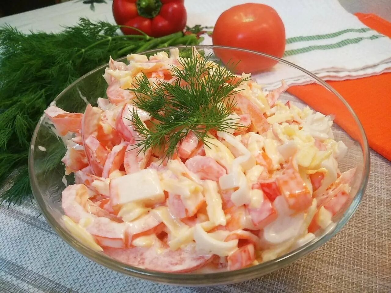 Салат праздничный фото. К празднику.салаты. Праздничные салаты. Праздничные салат с крабовыми палочками. Салаты на праздничный стол простые и вкусн.