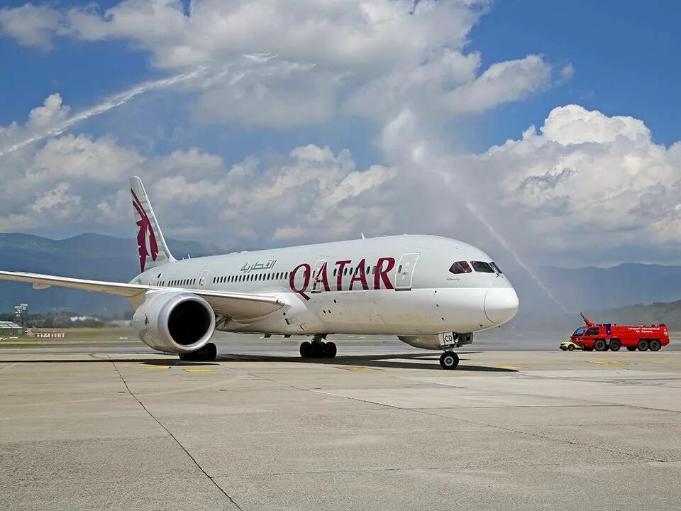 Катар дав. Катар Эйрлайнс. Авиакомпания Qatar Airways самолеты. Самолет Катар. Авиакомпания Катар Эйрвейз.