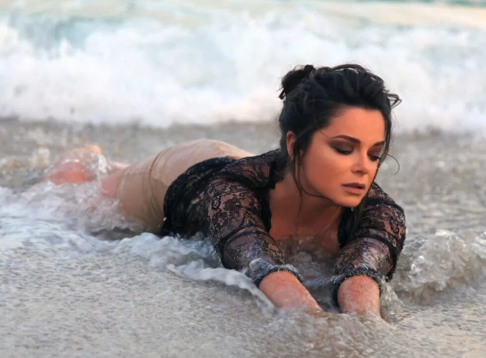 я устала королева. наташа королева mp3. наташа королева стояла и плакала. наташа королева. девушка лежит на снегу.