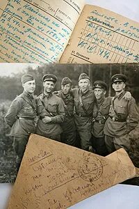 Одинокая фотография вложена в старую книжку. Письма военных лет. Письма с фронта почтальон. Письмо солдату 1941. Солдат получает письмо.