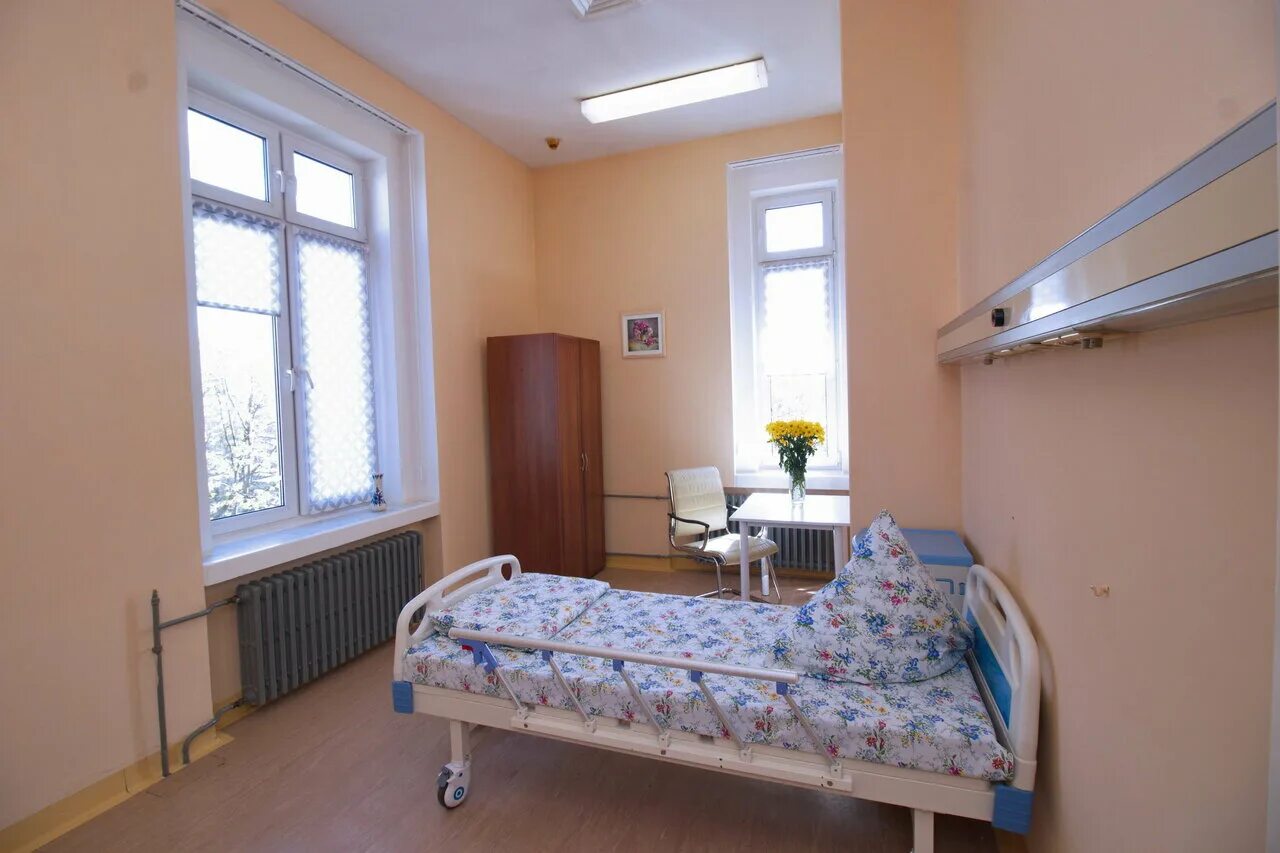 Детская областная больница великий новгород палаты. Дневной стационар в клинике. Платная палата в больнице. Одноместная палата. Морозовская больница палаты москва.